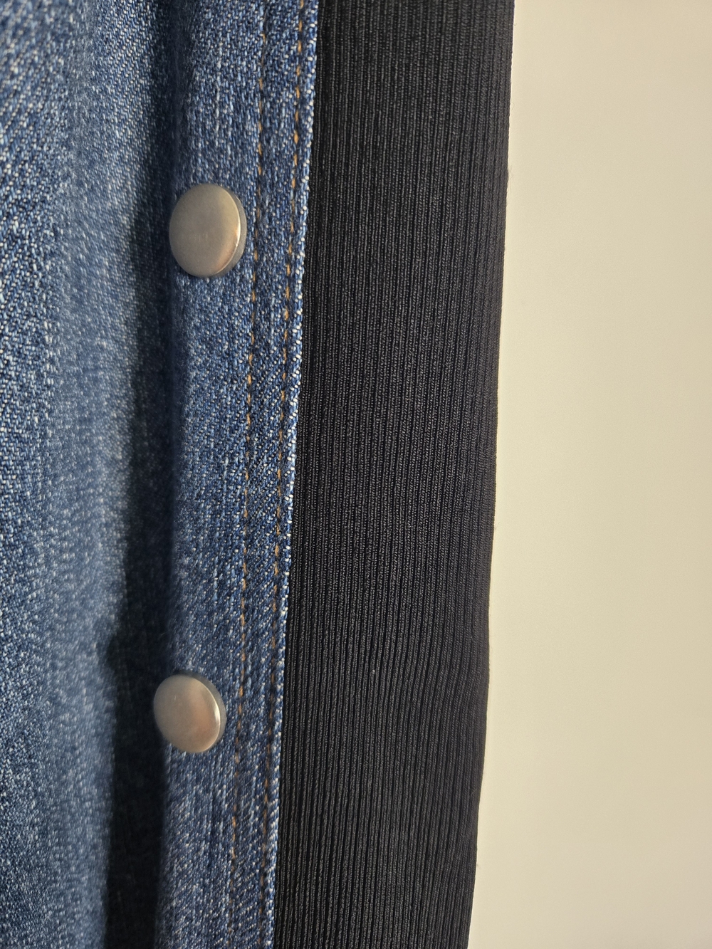 Alice + Olivia Two-Tone Wide Leg Snap-Trim Jeans in Denim Blue and Black Size 26 - Picture 7 of 13